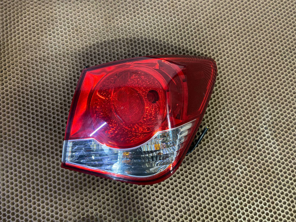 Стоп-сигнал правый задний 95365877 Chevrolet Cruze 2010 J300 Z18XER
