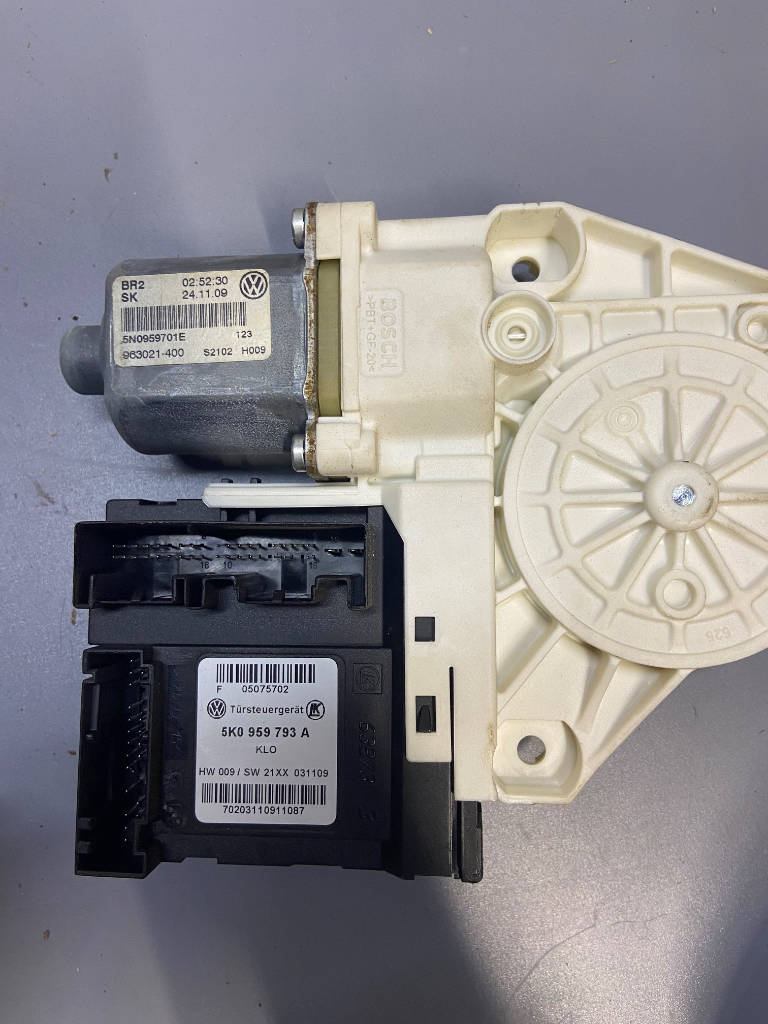 Моторчик стеклоподъемника 5K0959793A Volkswagen Tiguan 2009 5N1 CAWA