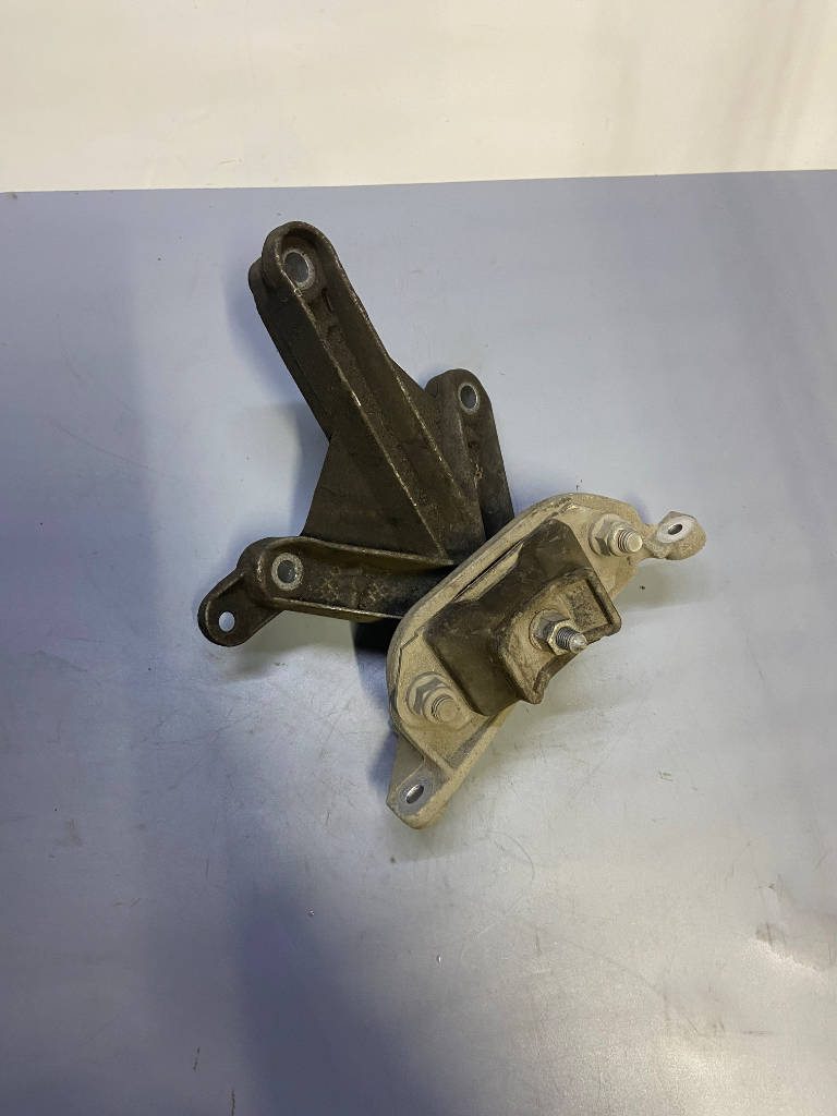 Левая опора КПП 60 01 548 160 Renault Logan 2013 LS0H K7M 710