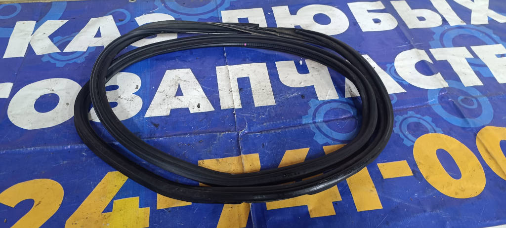 Уплотнитель двери багажника Toyota Vitz 2010 KSP90 1KRFE