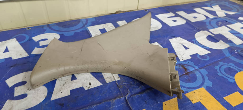 Накладка на стойку правая задняя 6247052030 Toyota Platz 2000 SCP11 1SZFE