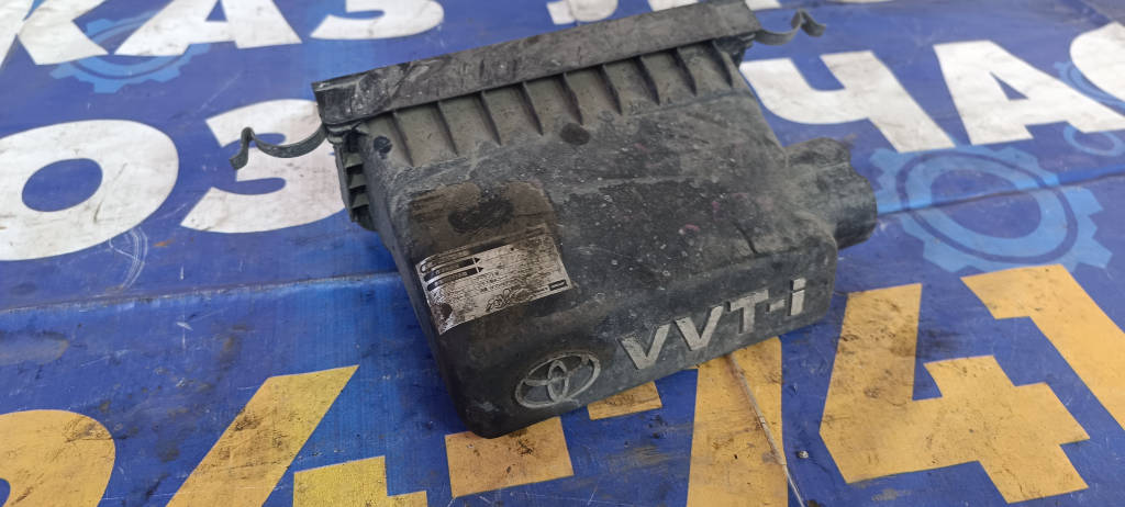 Крышка корпуса воздушного фильтра 1770523060 Toyota Platz 2000 SCP11 1SZFE