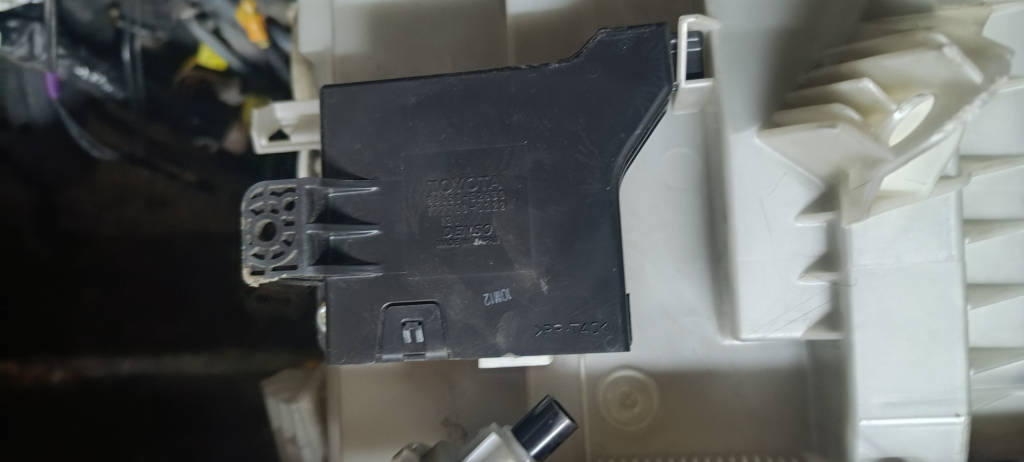 Блок управления климат-контролем 8865052630 Toyota Vitz 2010 KSP90 1KRFE