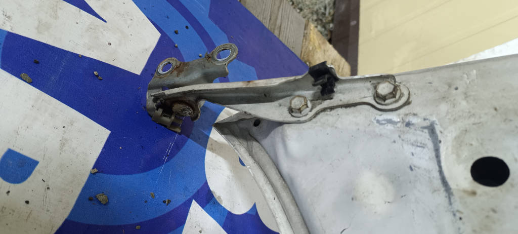 Крепление капота 5341052010 Toyota Platz 2000 SCP11 1SZFE