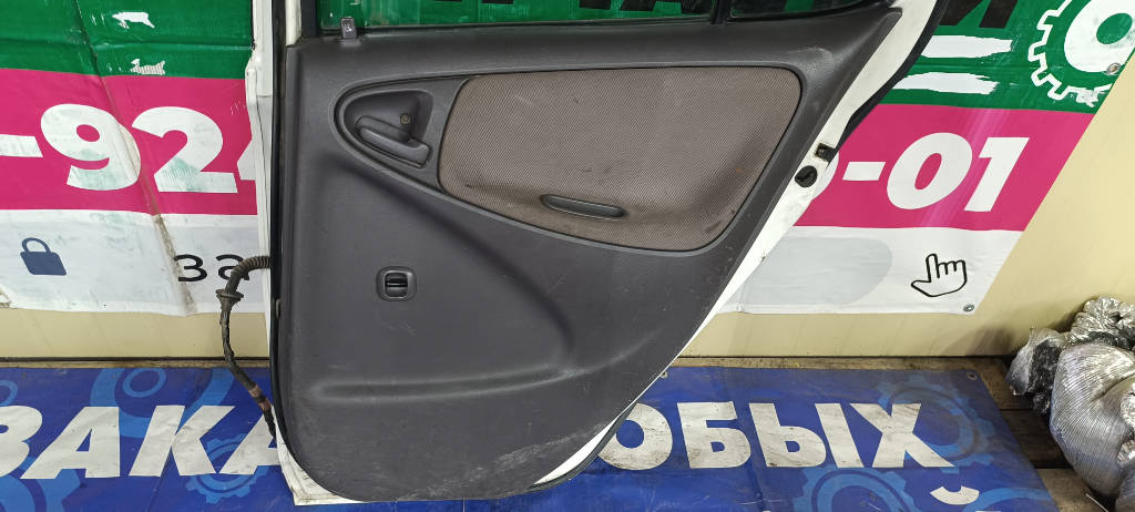 Обшивка двери правая задняя Toyota Platz 2000 SCP11 1SZFE