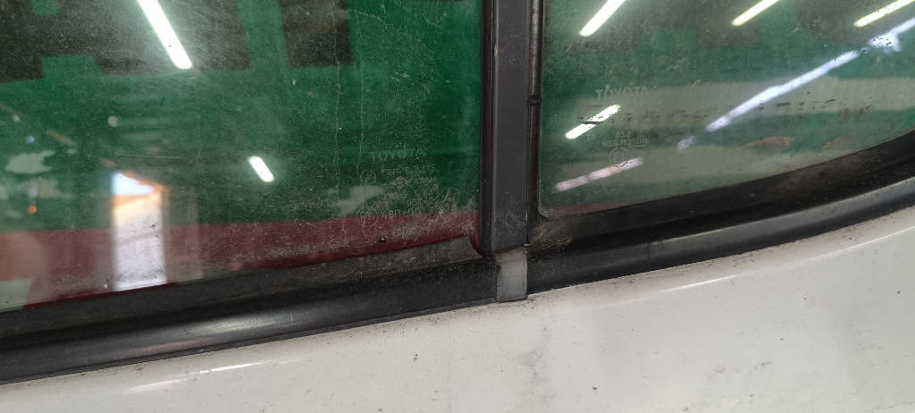 Стекло боковое левое заднее Toyota Platz 2000 SCP11 1SZFE