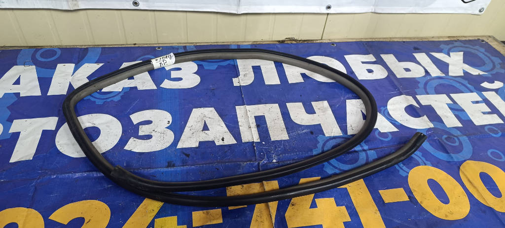 Уплотнитель двери левая и правая передняя и задняя Toyota Vitz 2010 KSP90 1KRFE