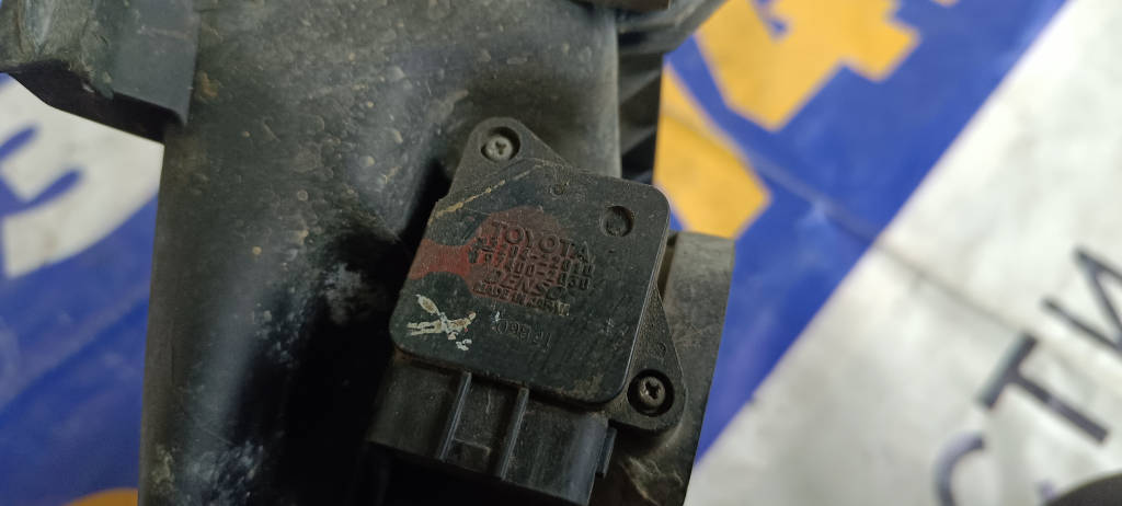 Датчик расхода воздуха 2220422010 Toyota Platz 2000 SCP11 1SZFE