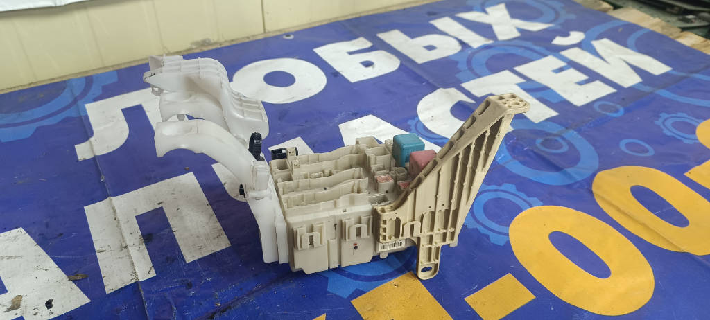 Блок предохранителей, реле салона 8273052P00 Toyota Vitz 2010 KSP90 1KRFE