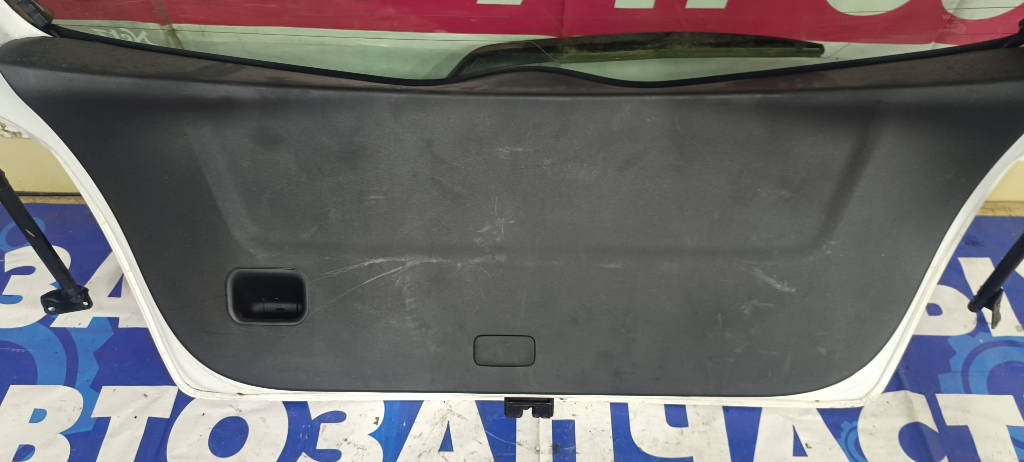 Обшивка двери багажника 6775052080B0 Toyota Vitz 2010 KSP90 1KRFE