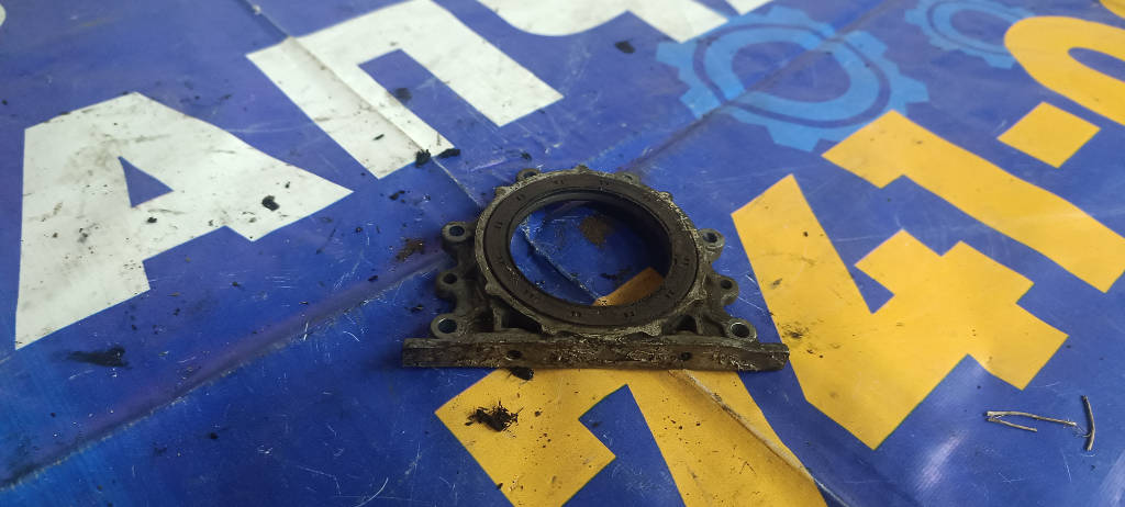 Крышка коленвала 1138115010 Toyota Corona 1995 AT190 4AFE