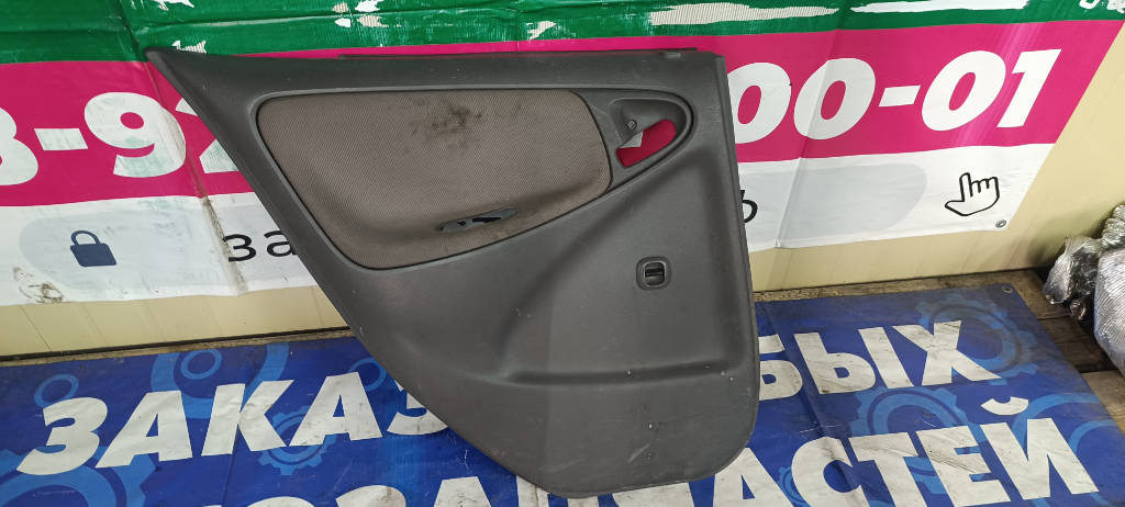 Обшивка двери левая задняя 6761452180 Toyota Platz 2000 SCP11 1SZFE