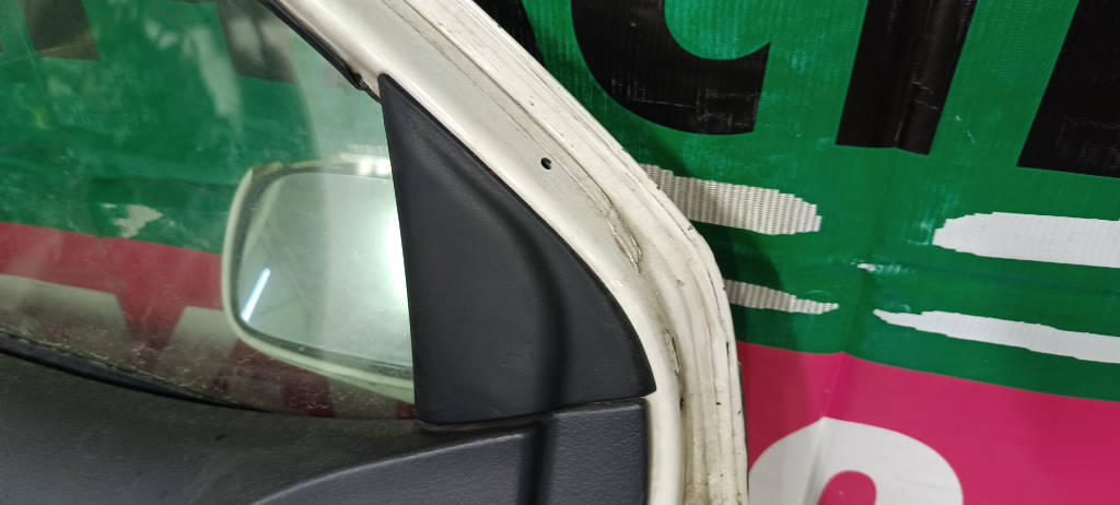 Уголок двери левая 6749252010 Toyota Platz 2000 SCP11 1SZFE