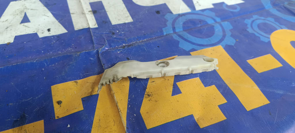 Крепление бампера правое заднее 5257552111 Toyota Vitz 2010 KSP90 1KRFE