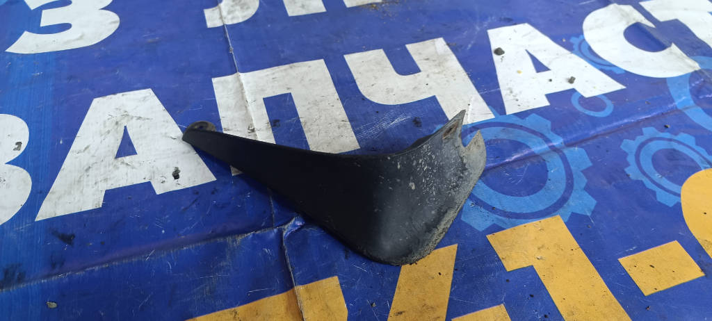 Брызговики слева спереди Toyota Vitz 2010 KSP90 1KRFE