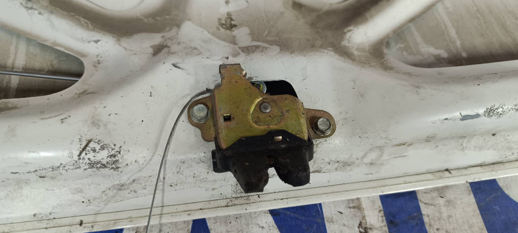 Замок багажника 6461052010 Toyota Platz 2000 SCP11 1SZFE