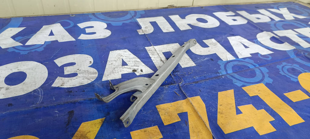 Планка радиатора 5321152010 Toyota Platz 2000 SCP11 1SZFE