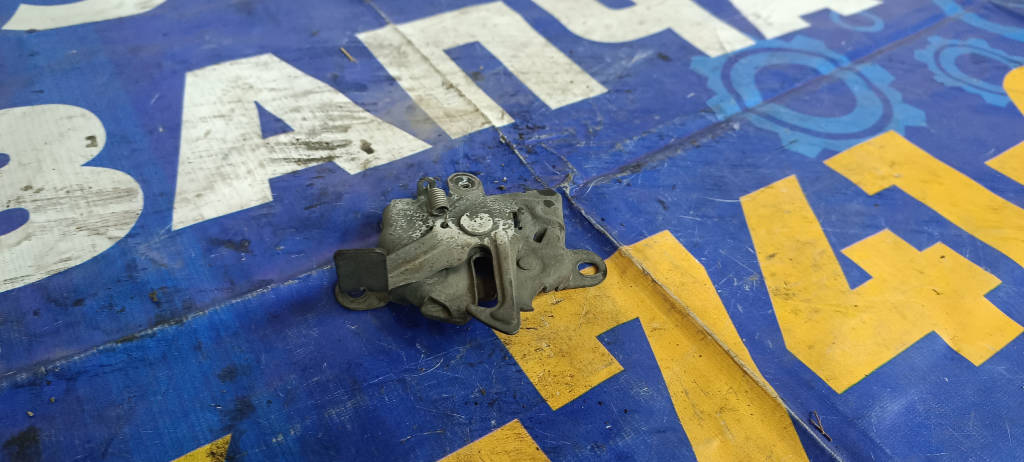 Замок капота 5351052050 Toyota Platz 2000 SCP11 1SZFE