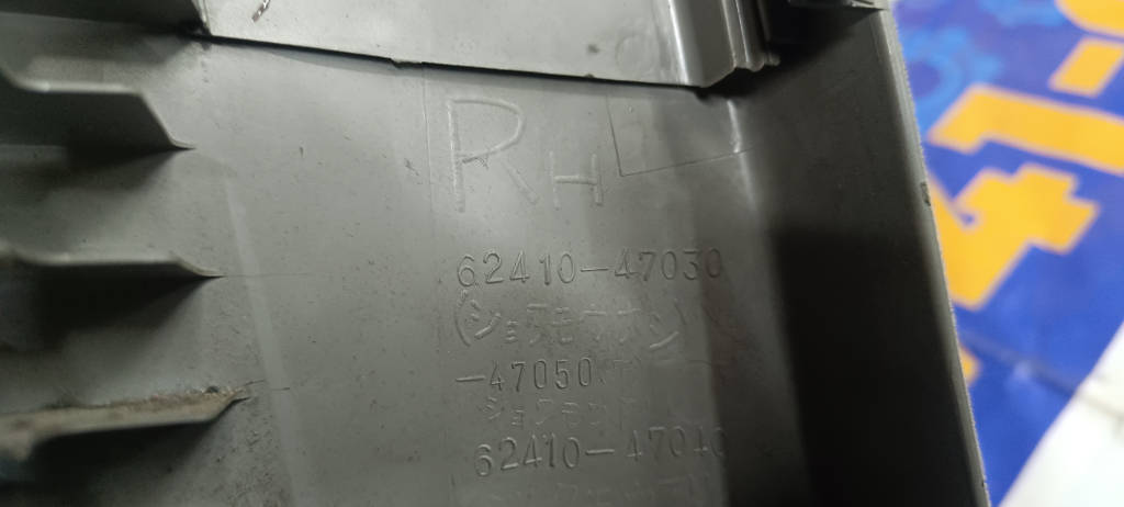 Накладка на стойку правая 6241047030 Toyota Prius 2009 NHW20 1NZFXE