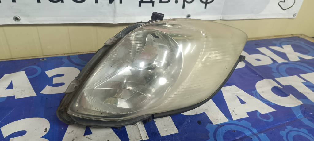 Фара правая 8111052A10 Toyota Vitz 2010 KSP90 1KRFE