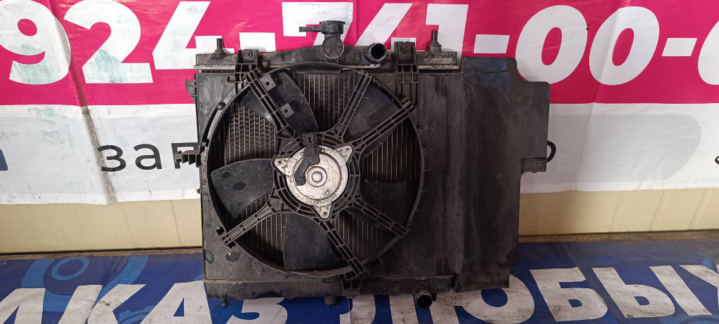 Радиатор охлаждения двигателя 21460AX000 Nissan Note 2005 E11 HR15DE