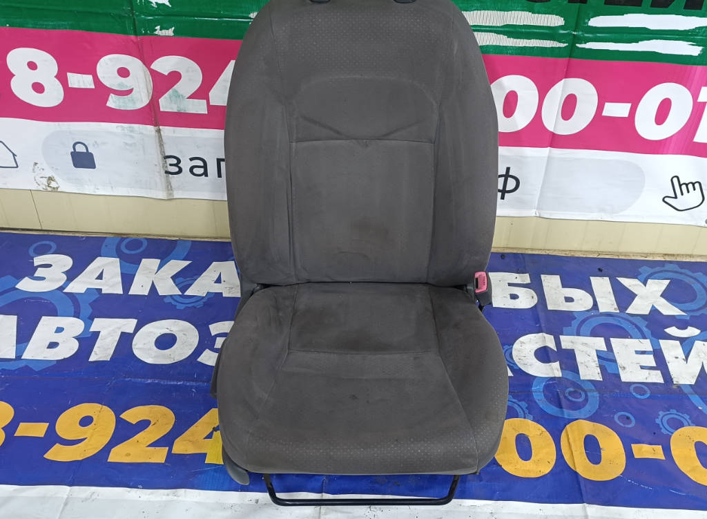 Сиденье правое переднее 7110047140B4 Toyota Prius 2009 NHW20 1NZFXE
