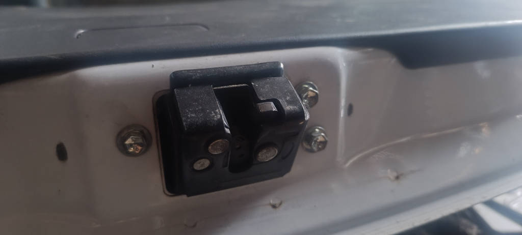 Замок багажника 6935052260 Toyota Vitz 2010 KSP90 1KRFE