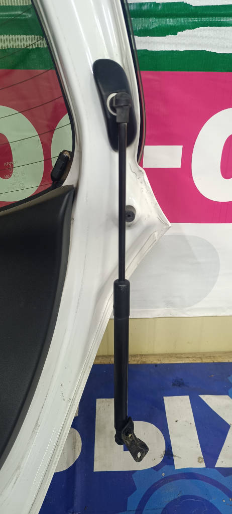 Амортизатор двери багажника 689600D010 Toyota Vitz 2010 KSP90 1KRFE