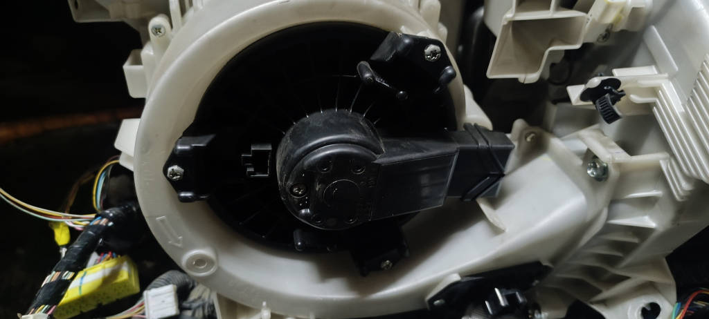 Мотор вентилятора печки 2727000301 Toyota Vitz 2010 KSP90 1KRFE