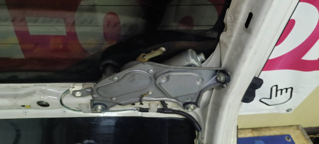 Моторчик заднего дворника 8513047010 Toyota Prius 2009 NHW20 1NZFXE