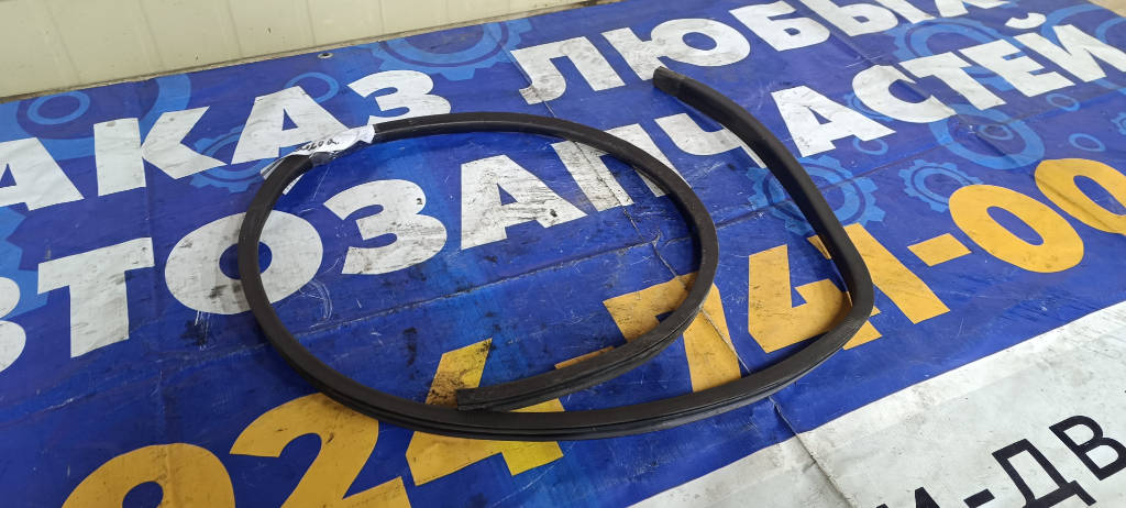 Уплотнитель двери левая задняя Toyota Platz 2000 SCP11 1SZFE