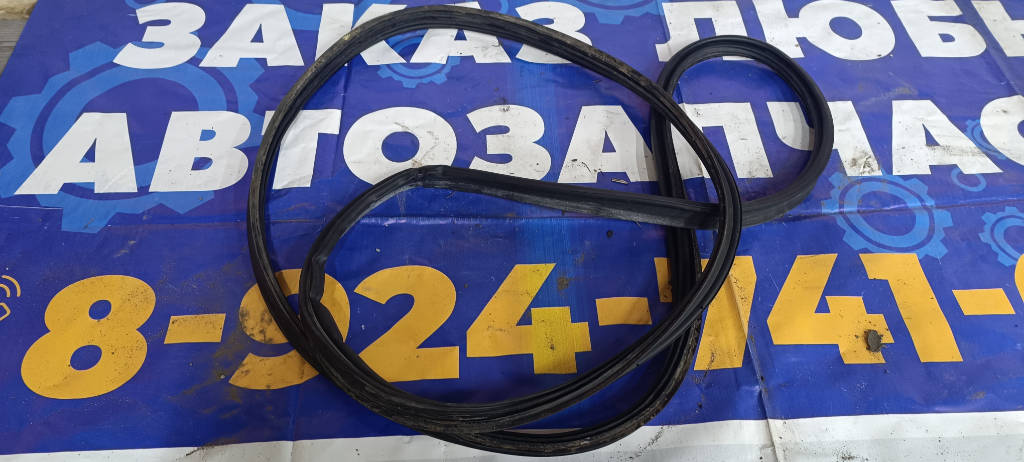 Уплотнитель багажника задний 6788147011 Toyota Prius 2009 NHW20 1NZFXE