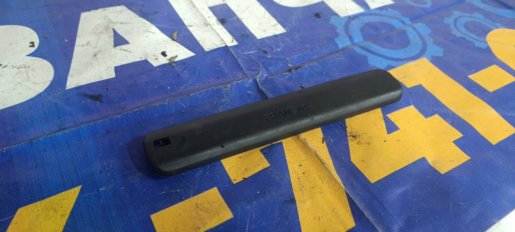 Заглушка номера кузова Toyota Vitz 2010 KSP90 1KRFE